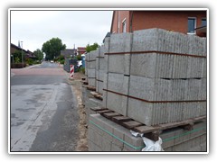 neuer Fußweg der Straße am Feldkamp. Diese Steine müssen noch gelegt werden.