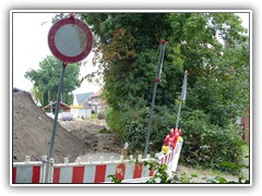 Neuer Parkplatz auf dem Bahnhofsvorplatz. Der Fahrrad Unterstand im Hintergrund.