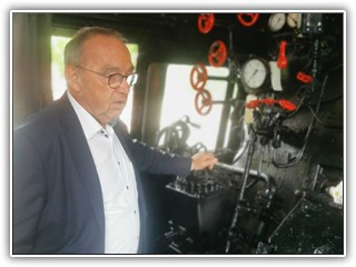 Norbert Walter-Borjans auf dem Führerstand der Denkmal - Lokomotive des Heimatvereins