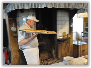 der Koch liefert Zuckerkuchen