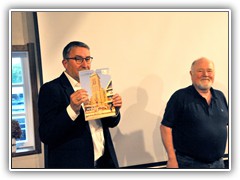 Traditionsgemäß überreichte der Vorsitzende den Kalender des Heimatvereins 2026 an den Bürgermeister