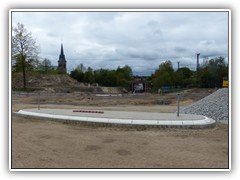 die Abgrenzungen der Fahrbahnen stehen schon, - April 2026