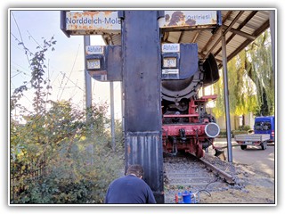 das Bahnsteig Schild muss Platz machen