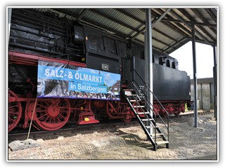 Schilder verdecken die schöne Lok